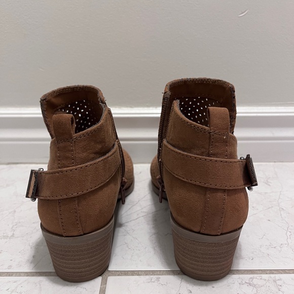 Universal Thread brown heeled booties in size US 6.5 - Picture 3 of 4